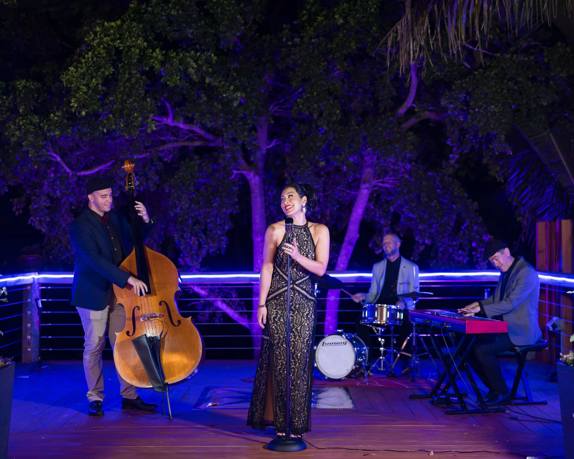 Melina Soochan singing with her French Jazz quartet on an outdoor stage